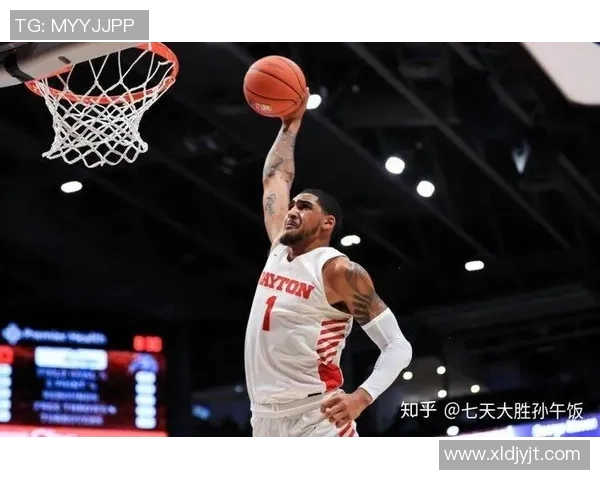 托平转身上篮偏出 特纳捡漏补扣得手 托平转身上篮偏出 特纳捡漏补扣得手